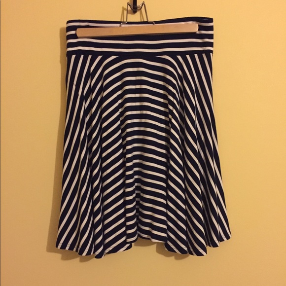CHAPS SUPER SOFT & FLOWY STRIPED SKIRT -EUC - Picture 2 of 5
